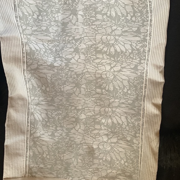 Fabletics workout top. Excellent condition. Size Med. Super cute - Picture 4 of 6